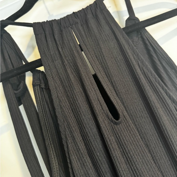 Black halter top, ribbed maxi dress - Picture 10 of 11